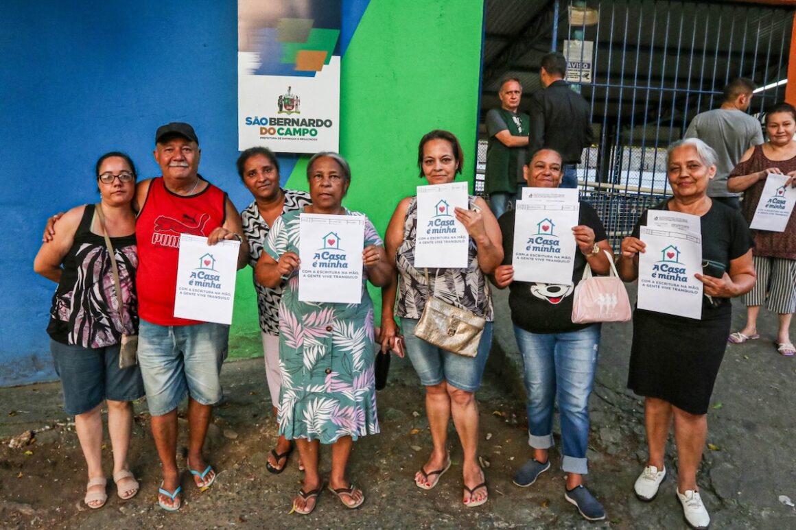 Sonho realizado: Moradores do Novo Parque e Vila Canarinho recebem escrituras oficiais